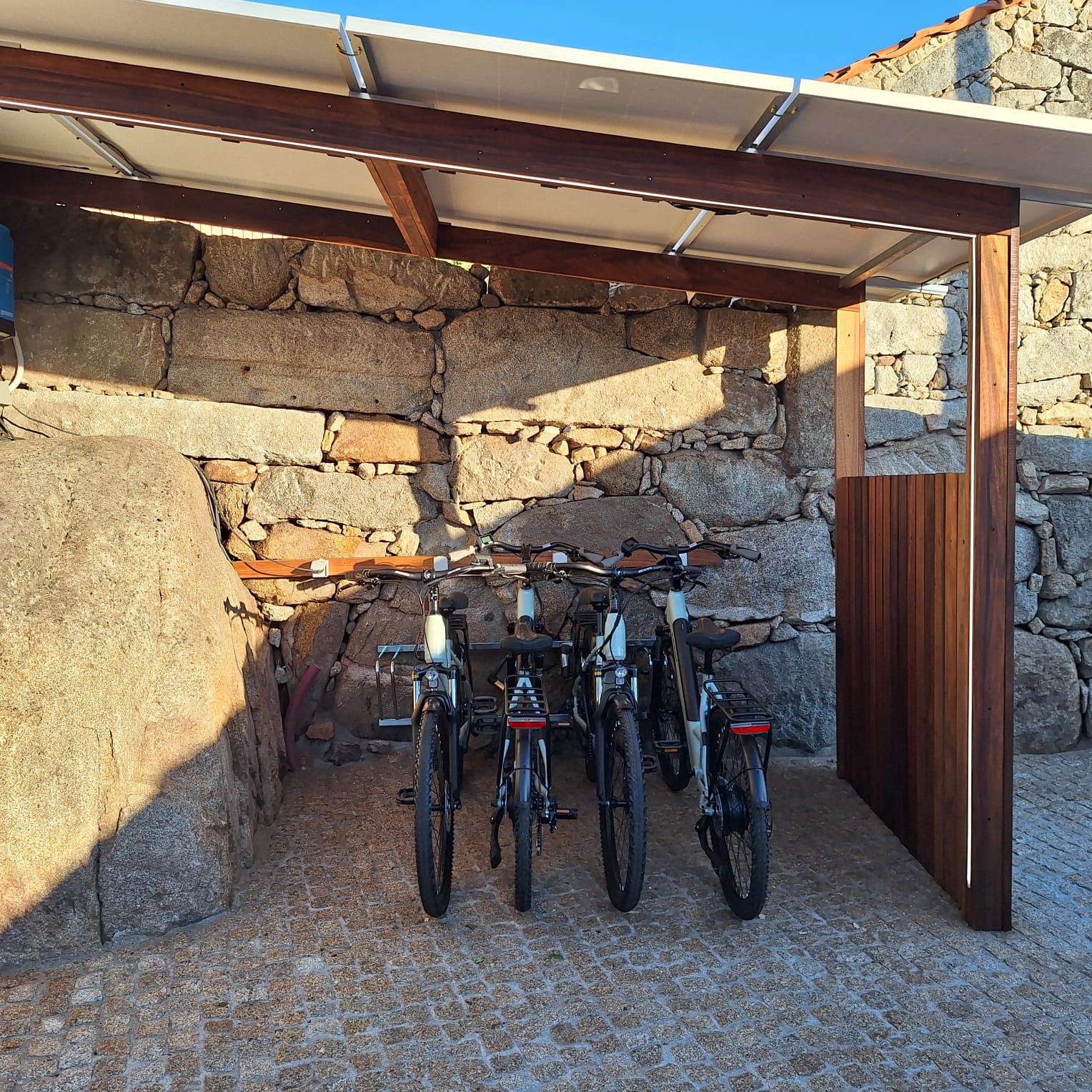 ESTACIÓN DE RECARGA DE BICICLETAS ELÉCTRICAS